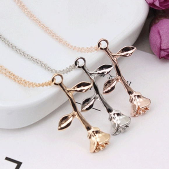 Jewelry - Pretty Silver Rose Flower Necklace